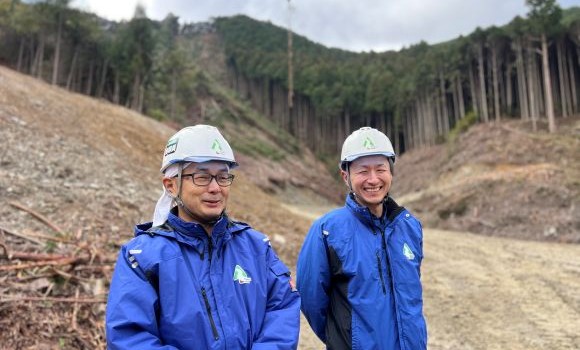 有限会社川井木材 右 代表取締役 川井博貴様 左 林産事業課長 田上政一様